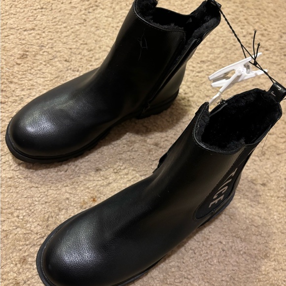 Black boots with fur on the inside - Picture 4 of 4